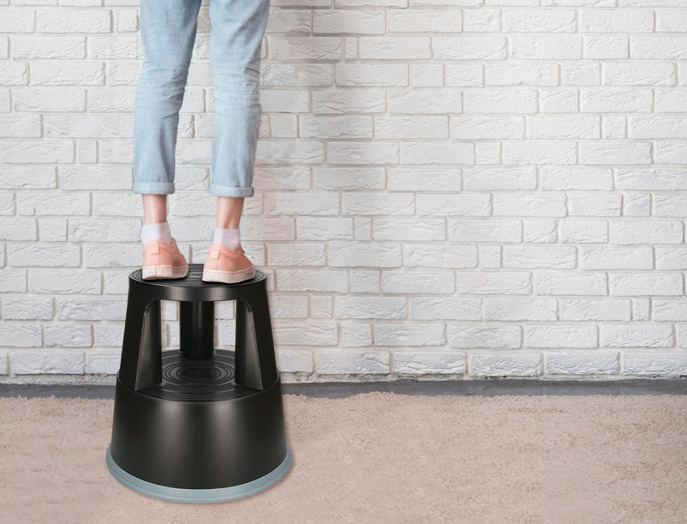 TABURETE Q-CONNECT RUEDAS RETRACTILES TRES RUEDAS DOS NIVELES COLOR NEGRO